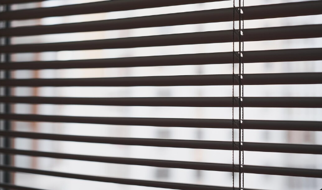 Persianas verticais para sala de estar: guia de estilos para inspirar sua decoração