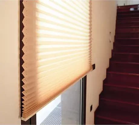 Persianas verticais para sala de estar: guia de estilos para inspirar sua decoração
