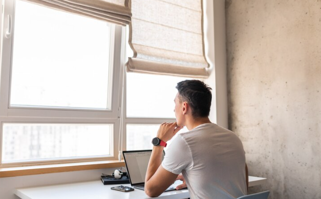 Persiana romana para quarto: vale a pena investir nesse modelo?
